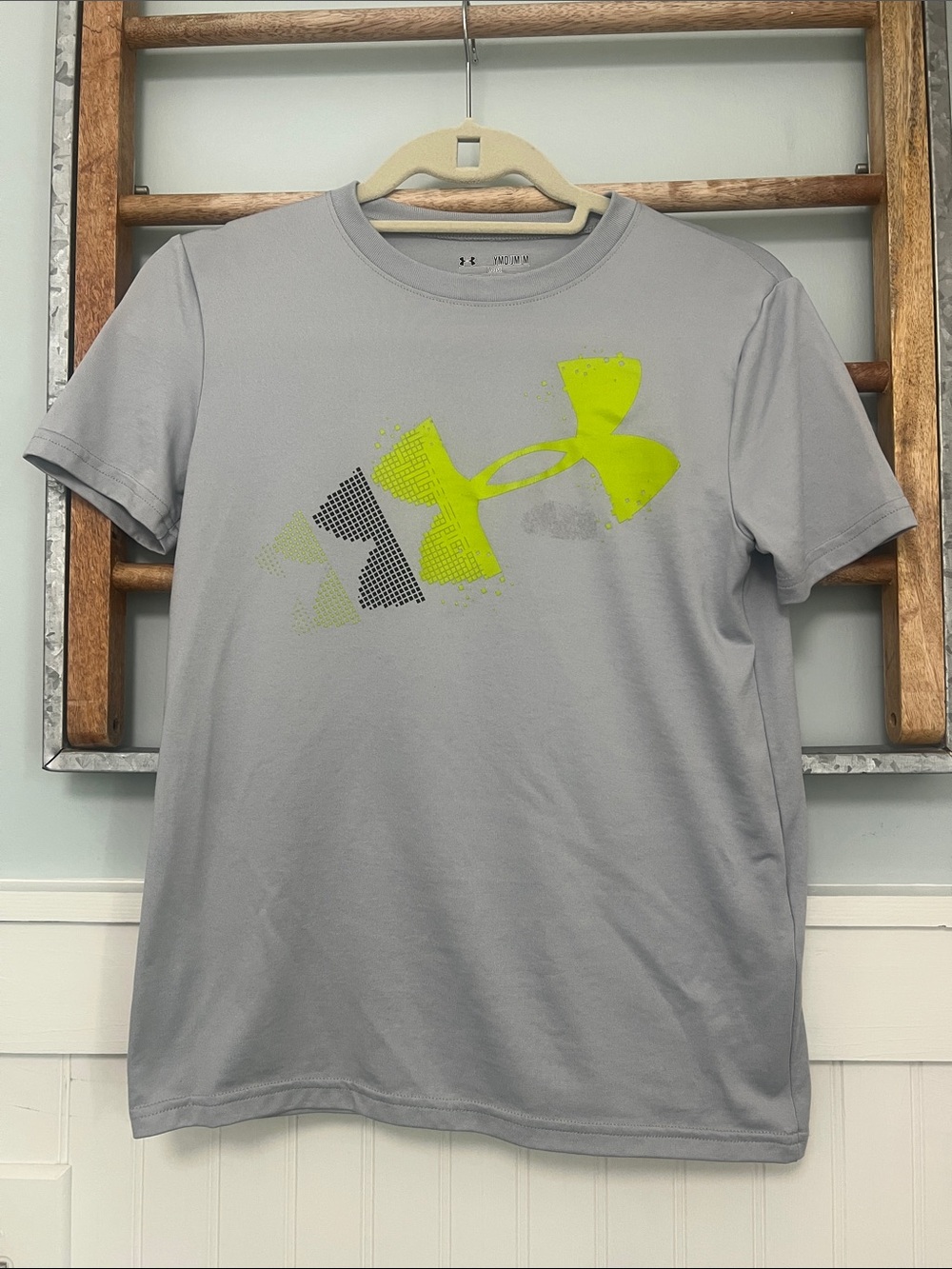Boys under Armour performance T-shirt, size youth medium gray